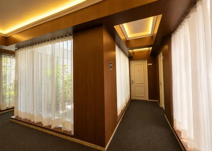 L Heritage Tennyson Apartment *